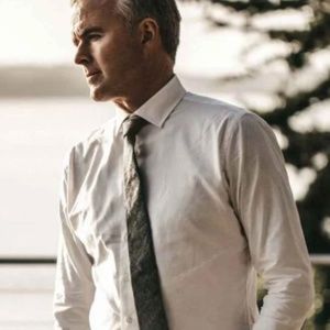 Taylor Stitch Hyde Shirt in White Royal Oxford